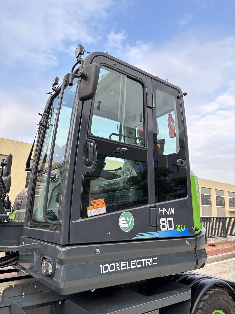8 Ton Electric Wheel Excavator With Yuchai Engine Operating Weigh