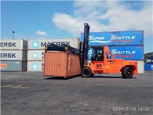 מלגזה עם מטפל מיכל הרמה עליונה