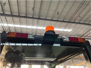 3t מיני Telehandler עובד בתוך ואן